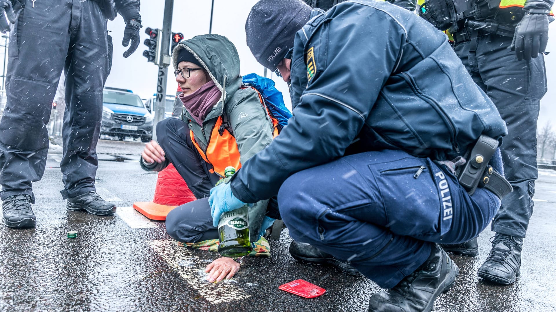 Polizisten lösen eine Klimaaktivistin von der Straße (Archivfoto): Kommt es in Berlin am Mittwoch zum absoluten Stillstand im Verkehr?