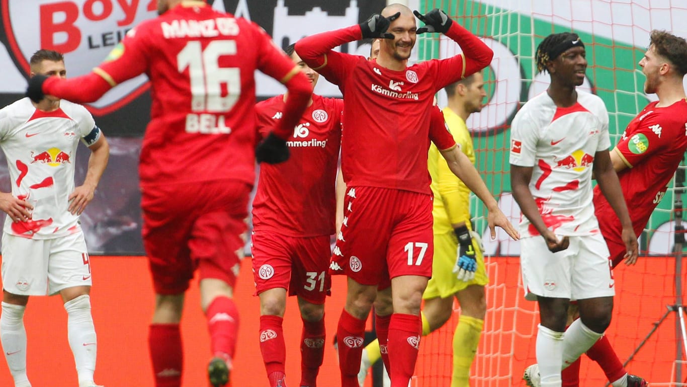 Ludovic Ajorque (m.) feiert sein Tor gegen Leipzig.