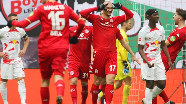Ludovic Ajorque (m.) feiert sein Tor gegen Leipzig.