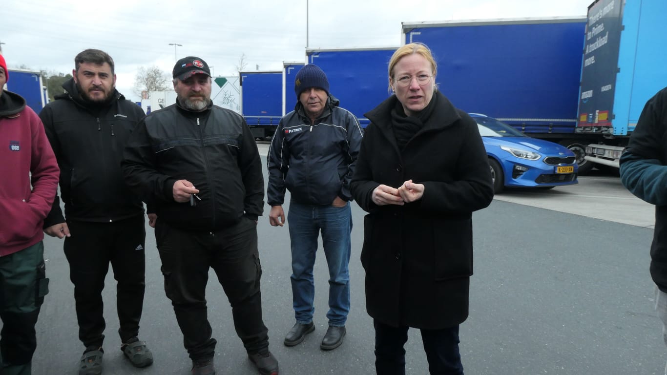 SPD-Politikerin Dagmar Schmidt bei den Streikenden: Sie kennt die Probleme der Branche.