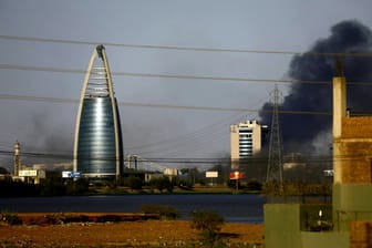 Rauch steigt in der sudanesischen Hauptstadt Khartum auf (Archivbild): Die WHO erklärte, ein Labor mit gefährlichen Erregern sei besetzt worden.