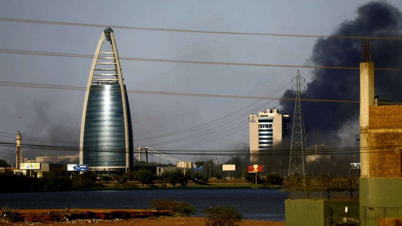Rauch steigt in der sudanesischen Hauptstadt Khartum auf (Archivbild): Die WHO erklärte, ein Labor mit gefährlichen Erregern sei besetzt worden.