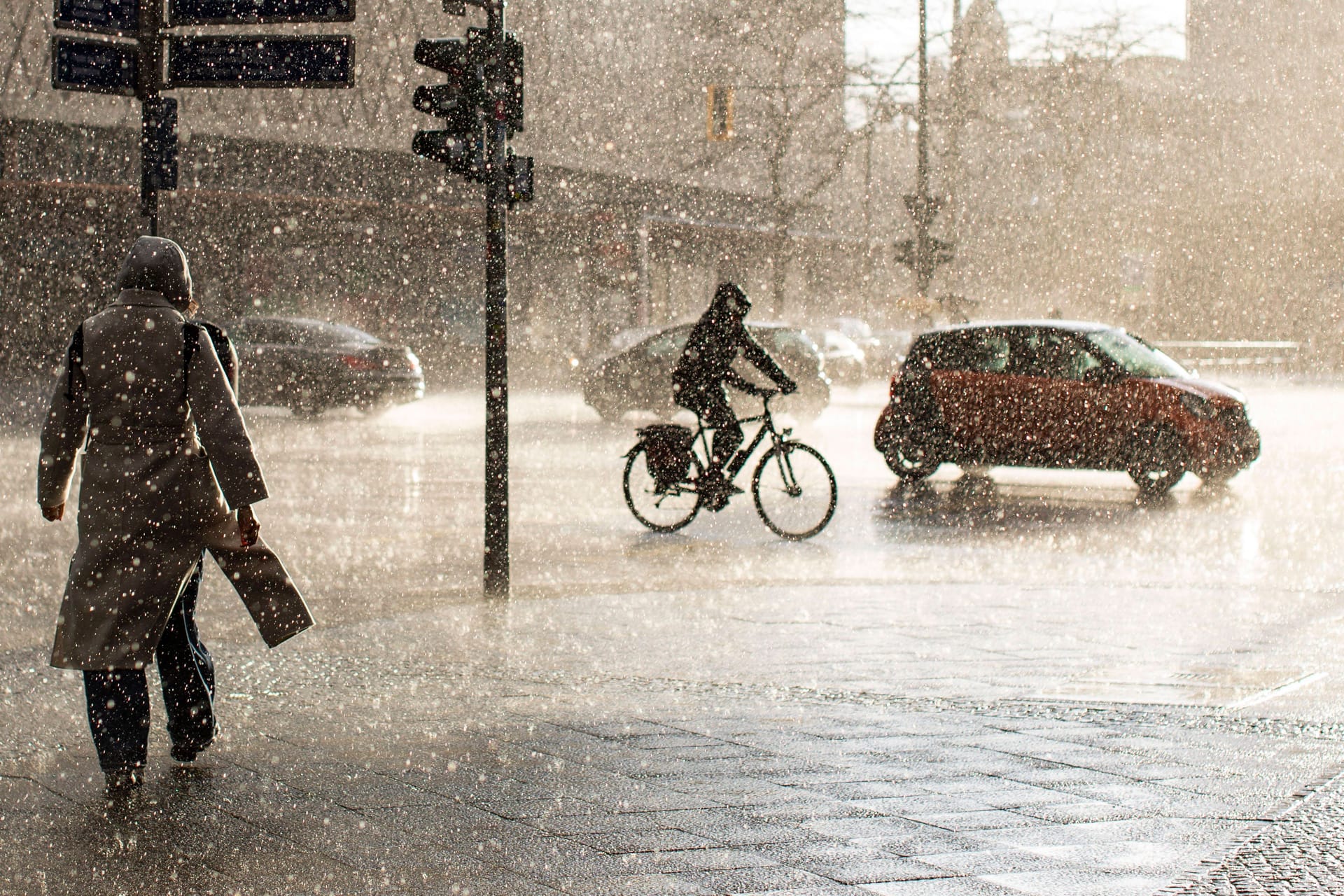 Regenschauer über Charlottenburg in der Kantstraße