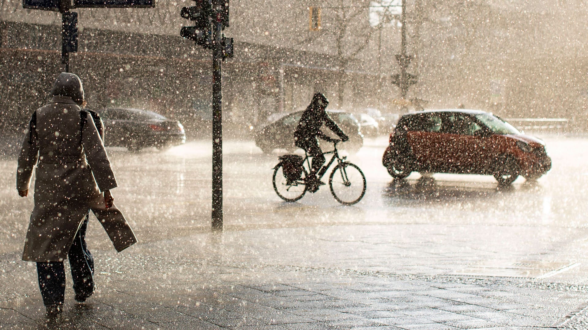 Regenschauer über Charlottenburg in der Kantstraße