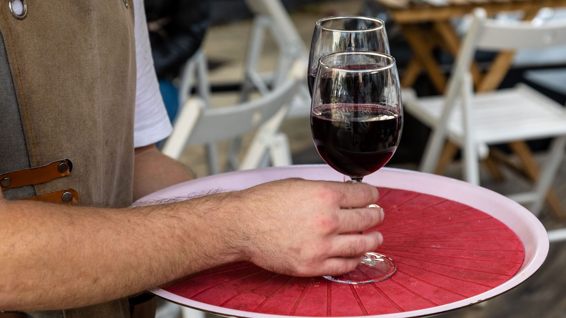 Ein Kellner serviert Rotwein: Berlin ist Michelin-Spitzenreiter. Ein Kellner serviert Rotwein: Berlin ist Michelin-Spitzenreiter.