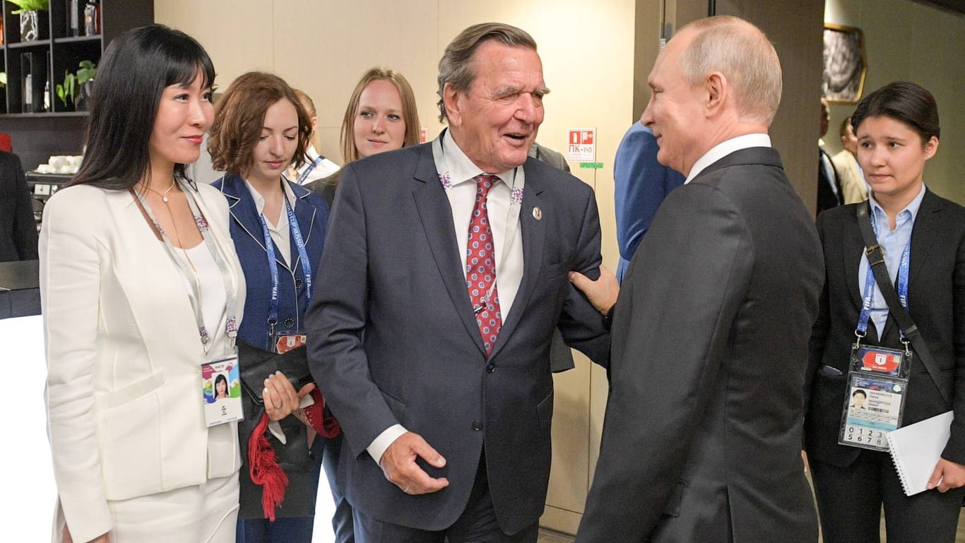 Gerhard Schröder und Wladimir Putin (Archivbild): Der Altkanzler bezeichnete Russlands Machthaber einmal als "lupenreinen Demokraten".
