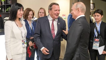 Gerhard Schröder und Wladimir Putin (Archivbild): Der Altkanzler bezeichnete Russlands Machthaber einmal als "lupenreinen Demokraten". (Quelle: Alexei Druzhinin/imago-images-bilder) Gerhard Schröder und Wladimir Putin (Archivbild): Der Altkanzler bezeichnete Russlands Machthaber einmal als "lupenreinen Demokraten".