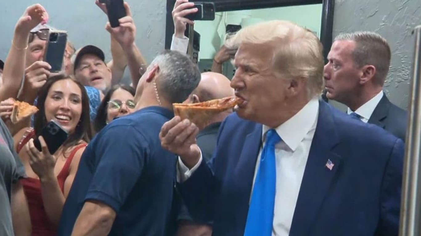 Donald Trump besuchte nach einer Rede im US-Bundesstaat Florida im vergangenen Jahr eine Pizzeria (Archivbild): Er bot einem Anhänger ein angebissenes Stück an.