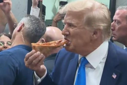 Donald Trump besuchte nach einer Rede im US-Bundesstaat Florida im vergangenen Jahr eine Pizzeria (Archivbild): Er bot einem Anhänger ein angebissenes Stück an.