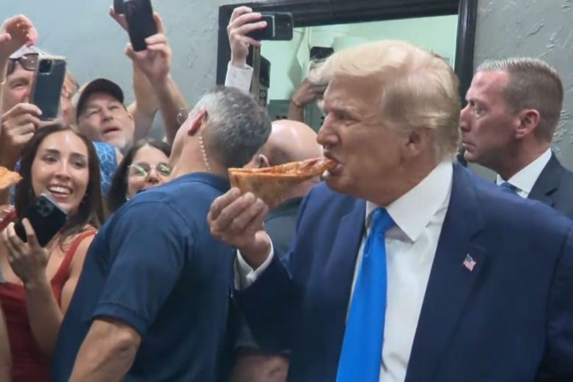Donald Trump besuchte nach einer Rede im US-Bundesstaat Florida im vergangenen Jahr eine Pizzeria (Archivbild): Er bot einem Anhänger ein angebissenes Stück an.