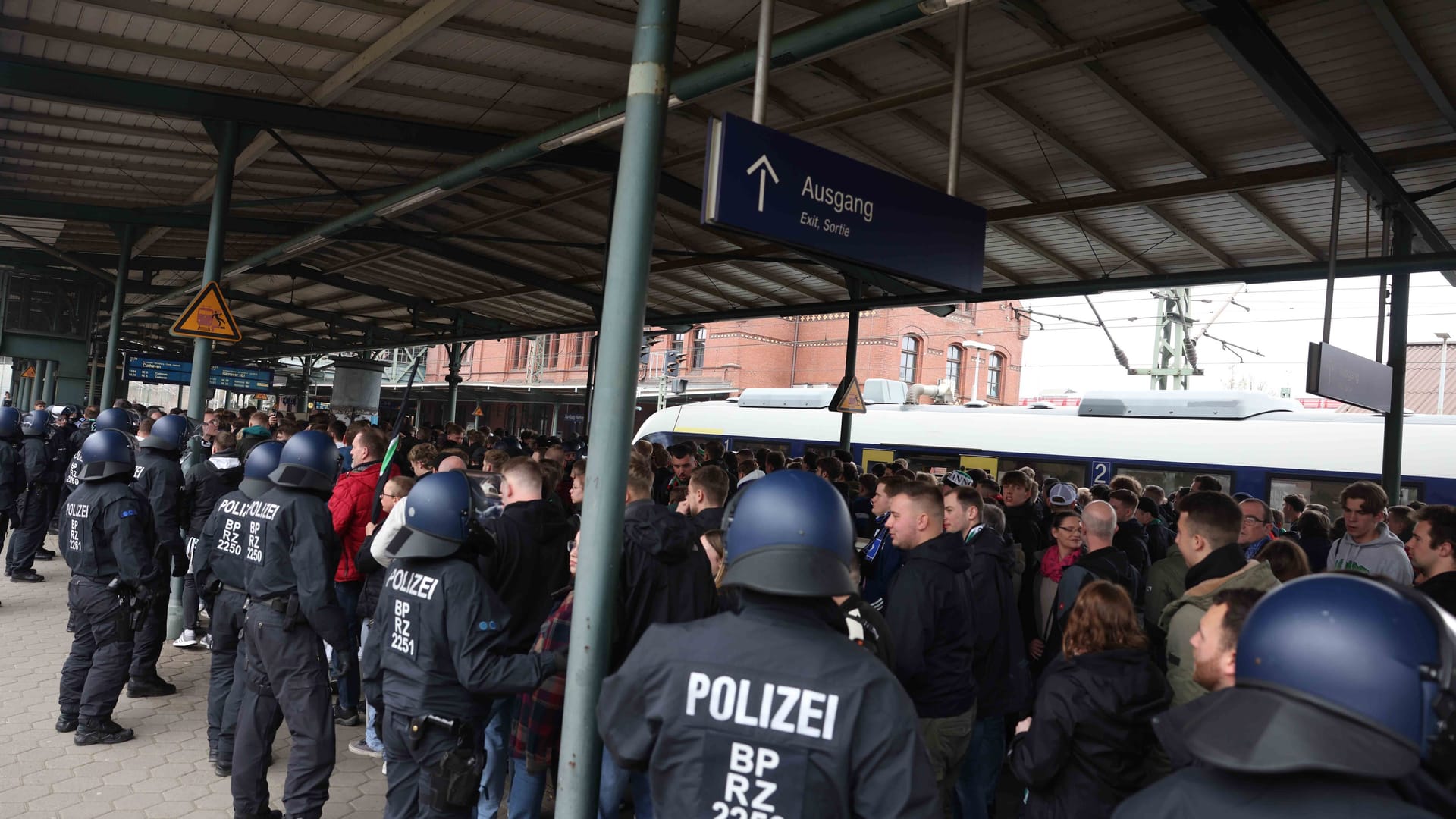 Die Bundespolizei hat am Bahnhof Harburg Hunderte Fußball-Fans kontrolliert. Die Bundespolizei hat am Bahnhof Harburg Hunderte Fußball-Fans kontrolliert.