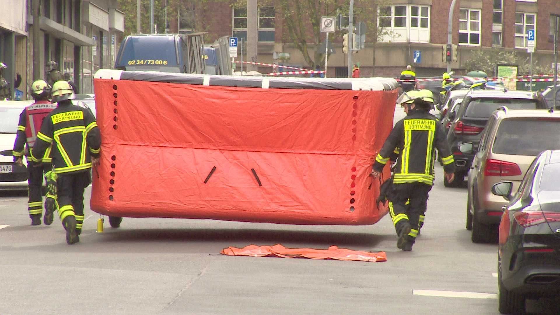 Vor dem Haus breiteten Feuerwehrleute ein Sprungkissen aus.