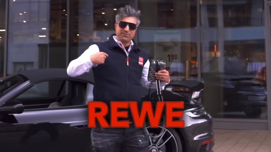 Screenshot aus dem Instagram-Video: "Chico" vor seinem Supermarkt.