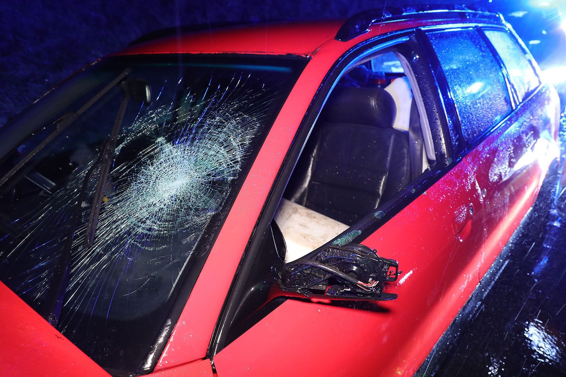 Das verunfallte Auto des Flüchtigen auf der A4: An dem Wagen blieben Einschusslöcher zurück.