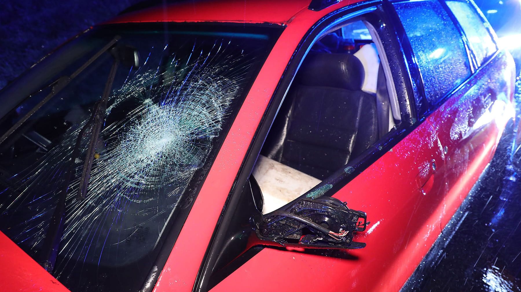 Das verunfallte Auto des Flüchtigen auf der A4: An dem Wagen blieben Einschusslöcher zurück.