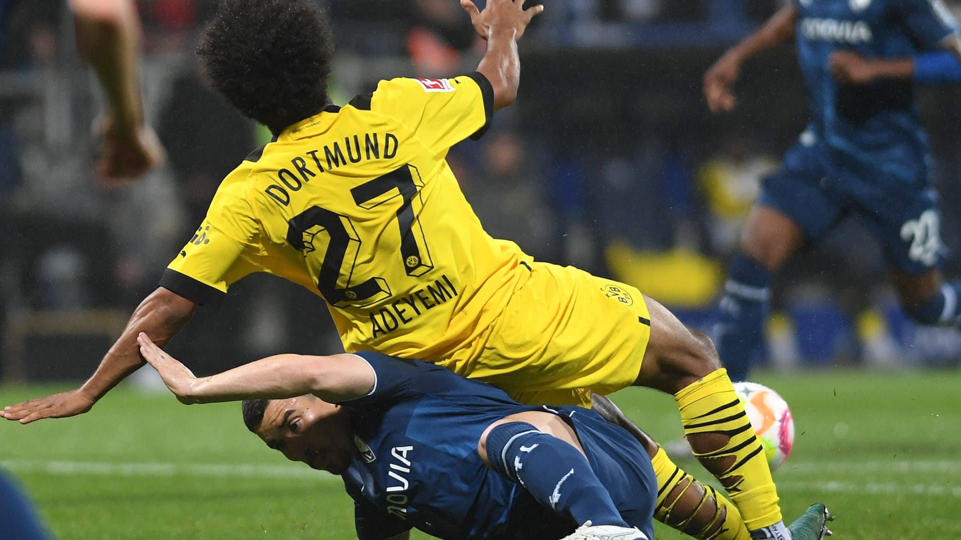 Danilo Soares bringt Karim Adeyemi zu Fall: Die Szene führte nicht zu einem Elfmeter.