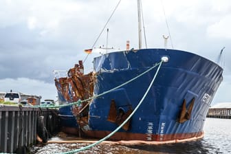 Das schwer beschädigte Küstenmotorschiff liegt vor einer Werft in Emden. Das Schiff "Petra L" ist am Dienstag in den Hafen eingelaufen.