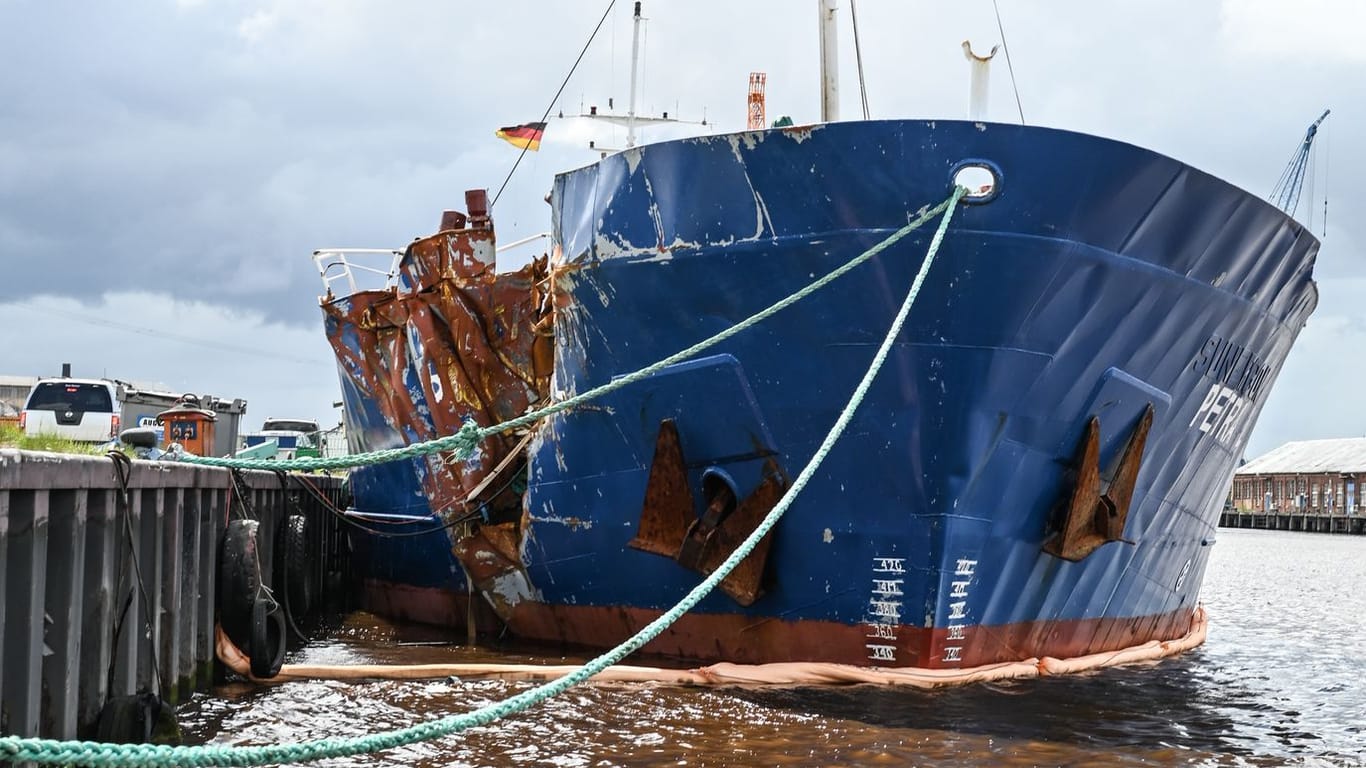 Das schwer beschädigte Küstenmotorschiff liegt vor einer Werft in Emden. Das Schiff "Petra L" ist am Dienstag in den Hafen eingelaufen.