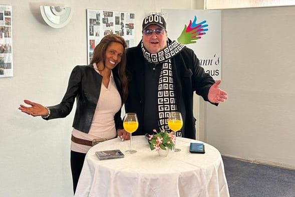 Nadja Abd el Farrag, besser bekannt als Naddel, mit dem Moderator Andreas Ellermann: Er will ihr das TV-Comeback ermöglichen.