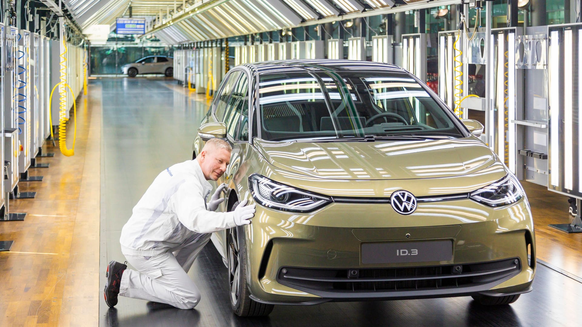 Ein VW verlässt die Produktion (Symbolbild): Topjobs, Wirtschaftskraft und bekannte Marken sorgen nach einer US-Erhebung in Deutschland für einen hohen Lebensstandard.