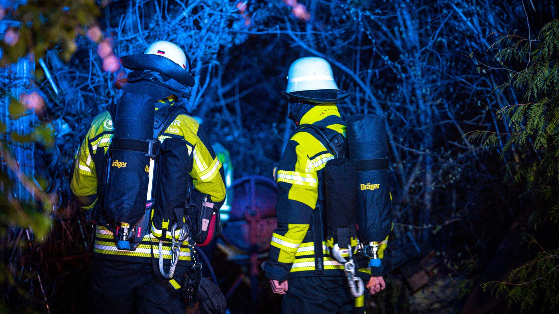 Einsatzkräfte der Feuerwehr begutachten einen gelöschten Brand (Symbolfoto): Die Kripo hat Ermittlungen aufgenommen. Einsatzkräfte der Feuerwehr begutachten einen gelöschten Brand (Symbolfoto): Die Kripo hat Ermittlungen aufgenommen.