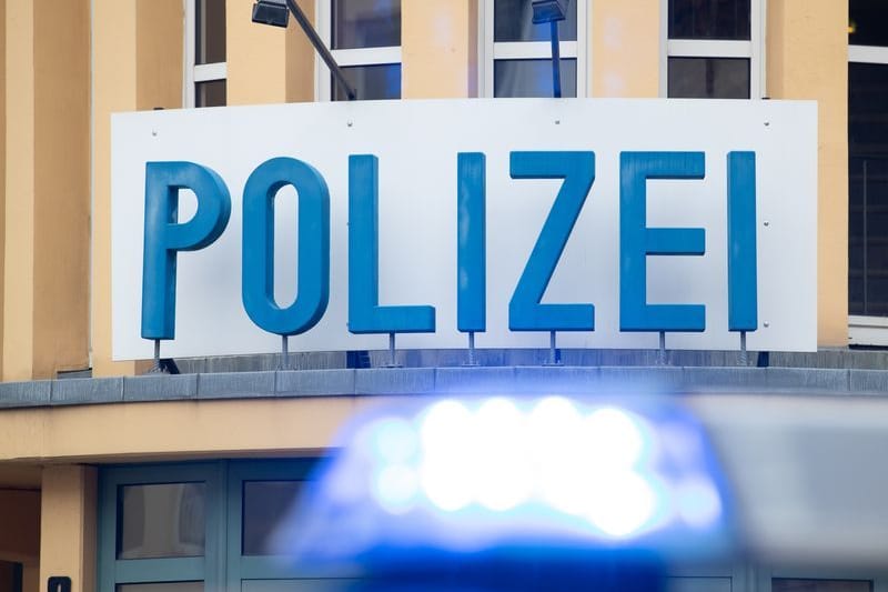 Ein Einsatzwagen der Polizei steht vor einer Dienststelle (Symbolbild): Der Mann starb im Krankenhaus.