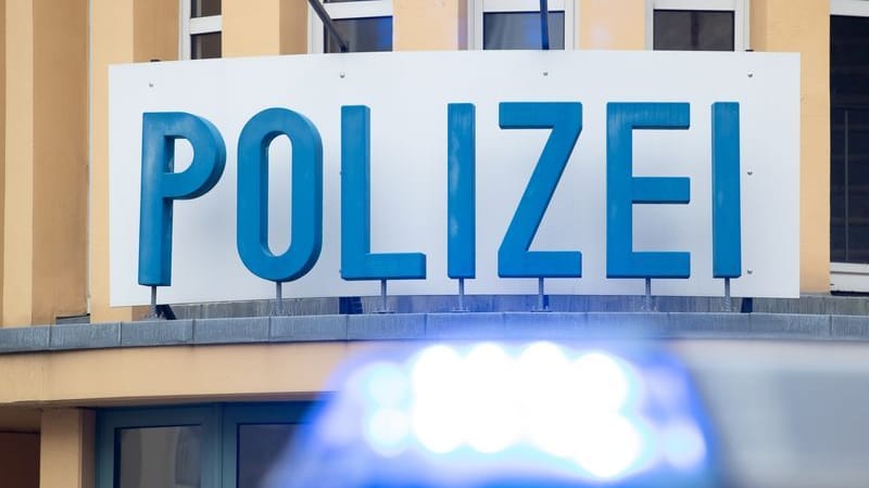 Ein Einsatzwagen der Polizei steht vor einer Dienststelle (Symbolbild): Der Mann starb im Krankenhaus.