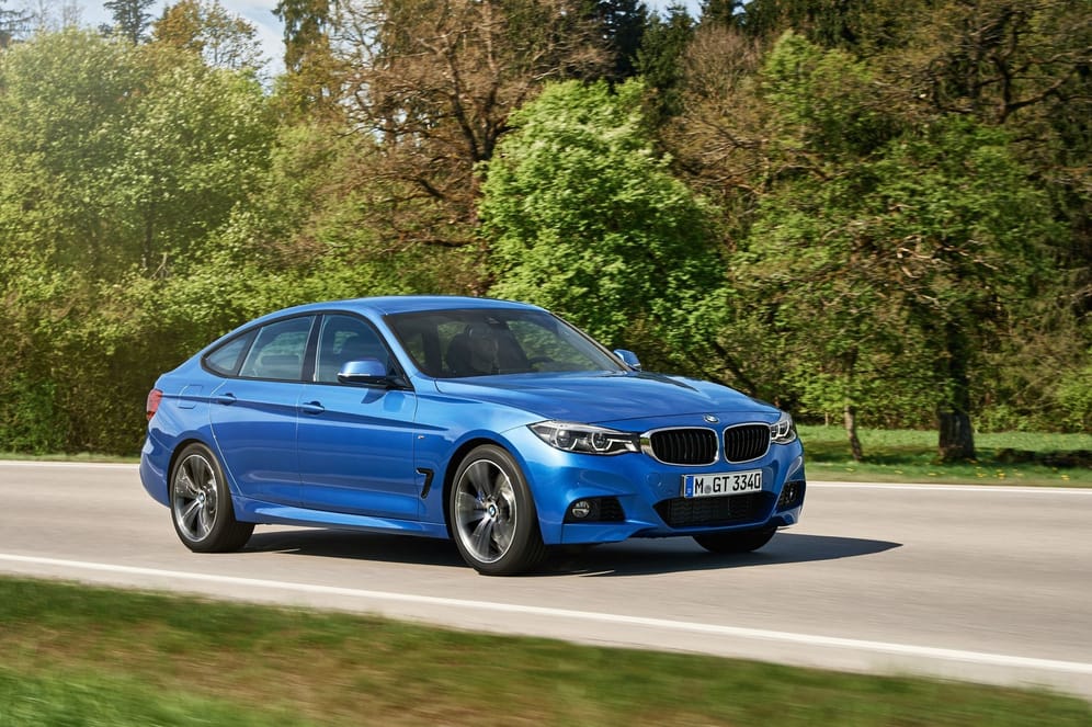 BMW 3er auf der Straße: Hier fährt die Limousine als GT-Version mit Fließheck vor.