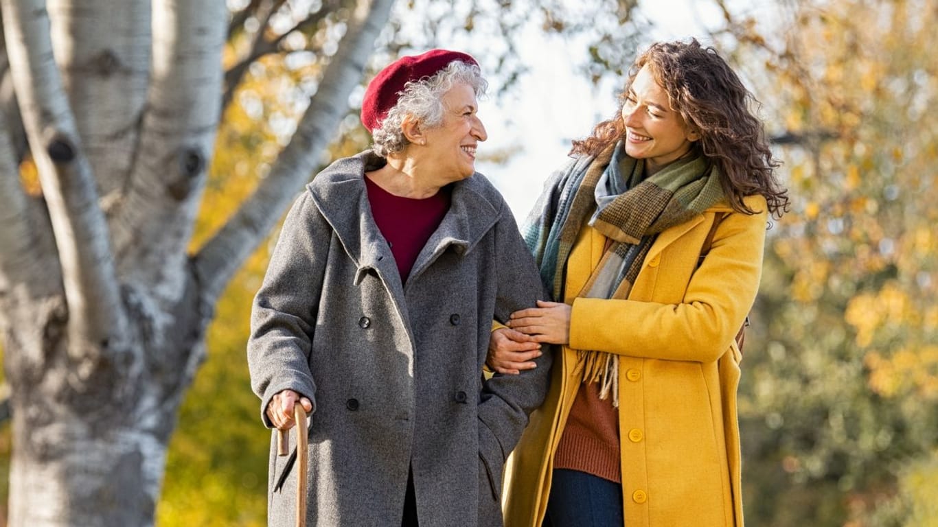 Enkelin und Großmutter spazieren im Park (Symbolbild): Bei der Erbschaftsteuer gilt für Enkel ein eigener Freibetrag und Steuersatz.