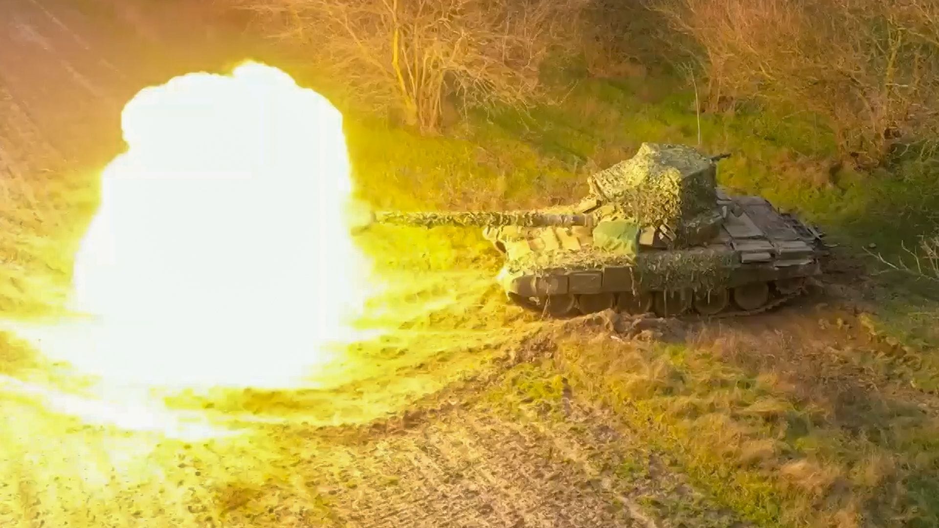 Russischer Panzer feuert