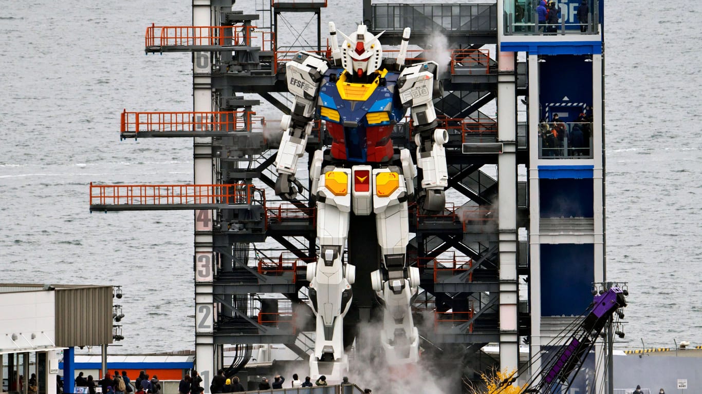 Gigantischer Touristen-Magnet: der mehr als 18 Meter hohe Moving Gundam.