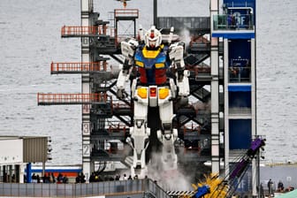 Gigantischer Touristen-Magnet: der mehr als 18 Meter hohe Moving Gundam.