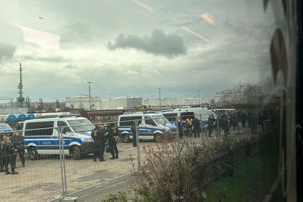 Beamten der Bundespolizei an den Gleisen: Gladbach-Fans wurden auf dem Weg nach Frankfurt einer stundenlangen Kontrolle unterzogen.