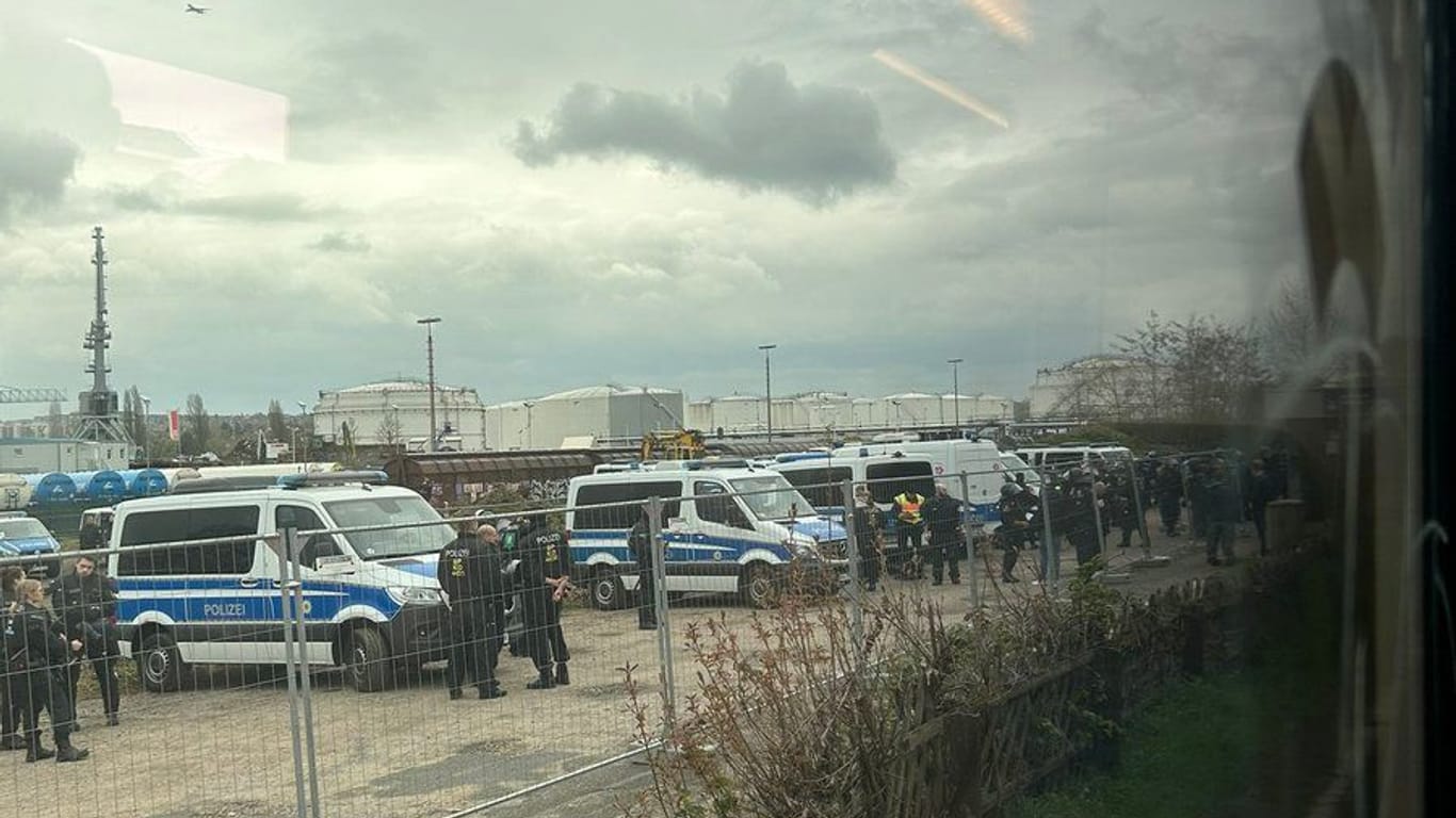 Beamten der Bundespolizei an den Gleisen: Gladbach-Fans wurden auf dem Weg nach Frankfurt einer stundenlangen Kontrolle unterzogen.