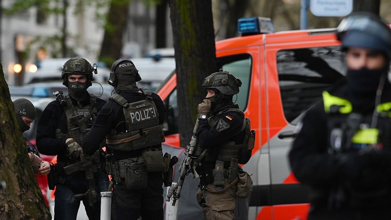 Polizei in voller Montur auf der Keithstraße: Einer der mutmaßlichen Täter konnte festgenommen werden. Polizei in voller Montur auf der Keithstraße: Einer der mutmaßlichen Täter konnte festgenommen werden.