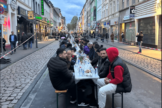 Das Fastenbrechen auf der Keupstraße: Die Tafel war in diesem Jahr größer als je zuvor.