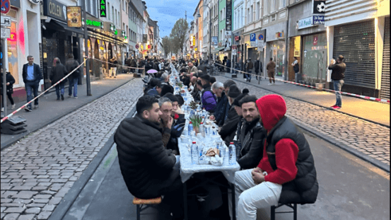 Das Fastenbrechen auf der Keupstraße: Die Tafel war in diesem Jahr größer als je zuvor.