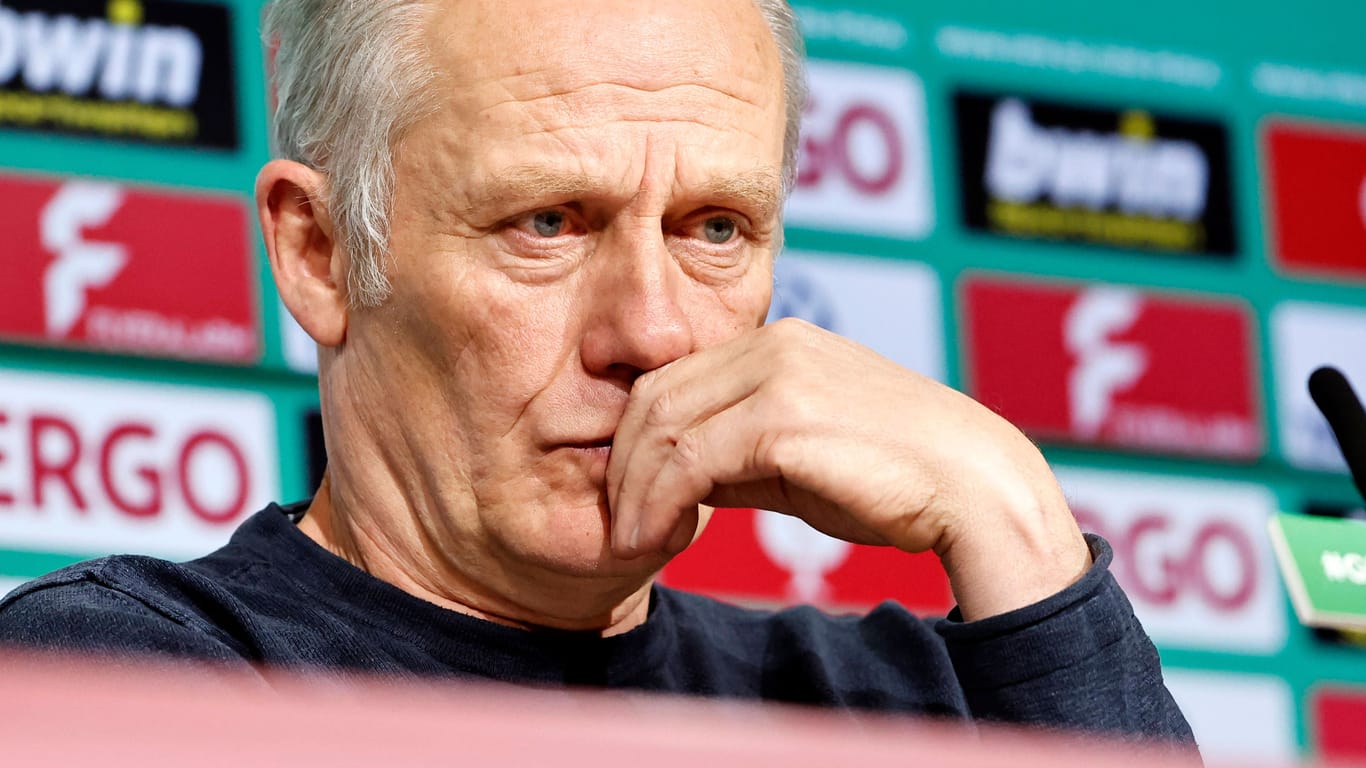 Christian Streich nachdenklich: Der Freiburg-Coach zählt zu den wenigen Fußball-Charakteren, die Tiefe zeigen.