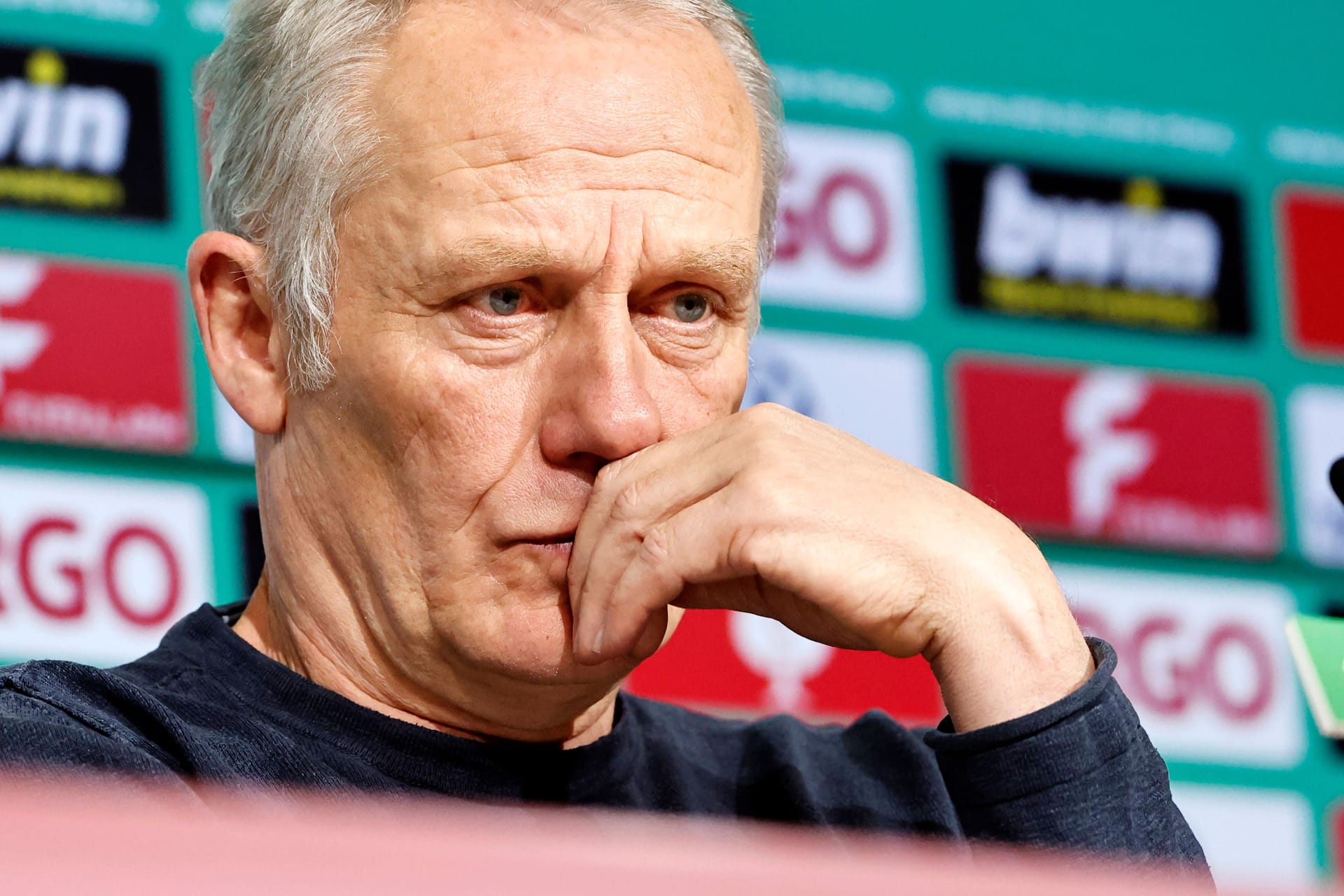 Christian Streich nachdenklich: Der Freiburg-Coach zählt zu den wenigen Fußball-Charakteren, die Tiefe zeigen.
