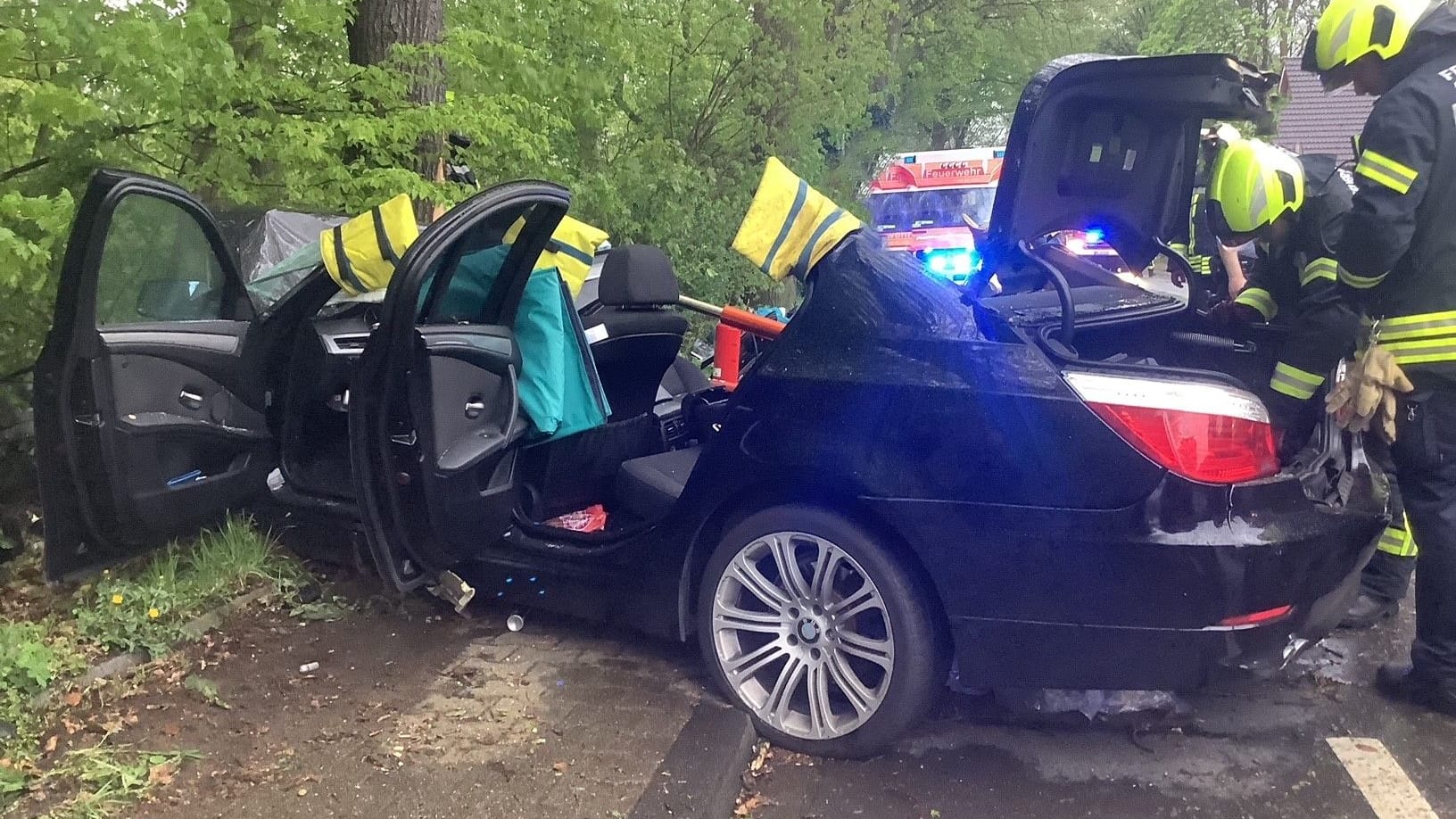 Der Fahrer selbst verletzte sich beim Unfall nur leicht. Der 29-Jährige war wohl viel zu schnell unterwegs. Er musste aus dem Auto befreit werden. Der Fahrer selbst verletzte sich beim Unfall nur leicht. Der 29-Jährige war wohl viel zu schnell unterwegs. Er musste aus dem Auto befreit werden.