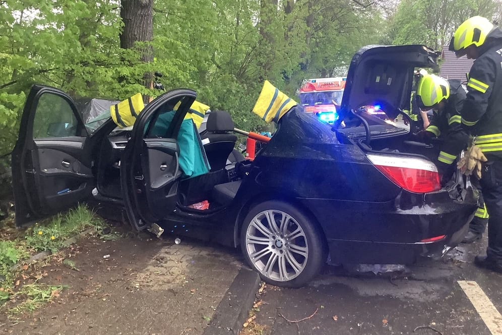 Der Fahrer selbst verletzte sich beim Unfall nur leicht. Der 29-Jährige war wohl viel zu schnell unterwegs. Er musste aus dem Auto befreit werden.