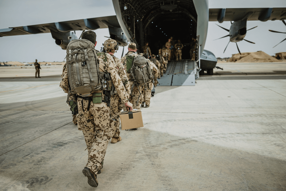 Bundeswehrsoldaten auf dem Weg in den Sudan: Die Bundesregierung hat mit einer Rettungsmission aus dem umkämpften Land begonnen.