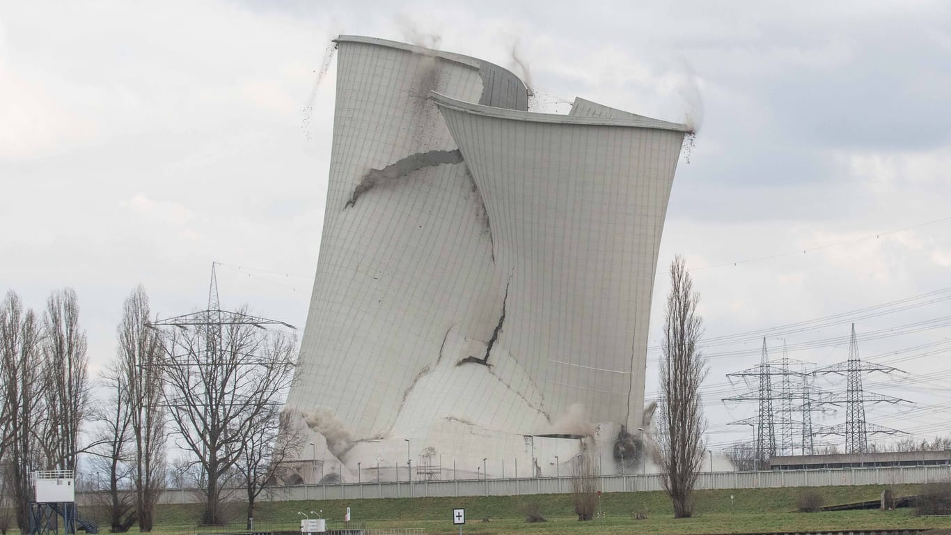 Rückbauanlage Biblis, Hessen: Der zweite Kühlturm von Block A des stillgelegten Atomkraftwerks wird abgerissen