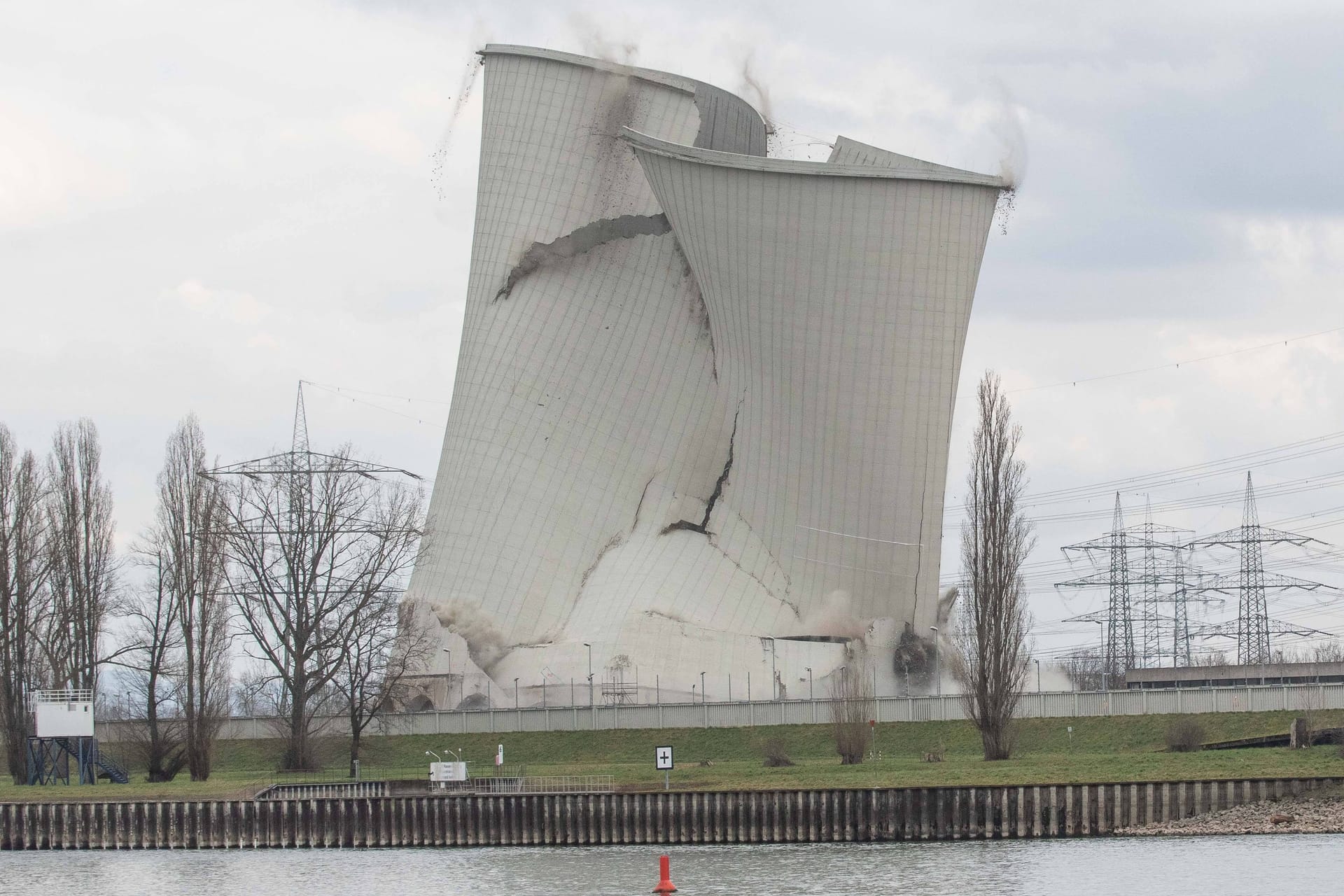 Rückbauanlage Biblis, Hessen: Der zweite Kühlturm von Block A des stillgelegten Atomkraftwerks wird abgerissen