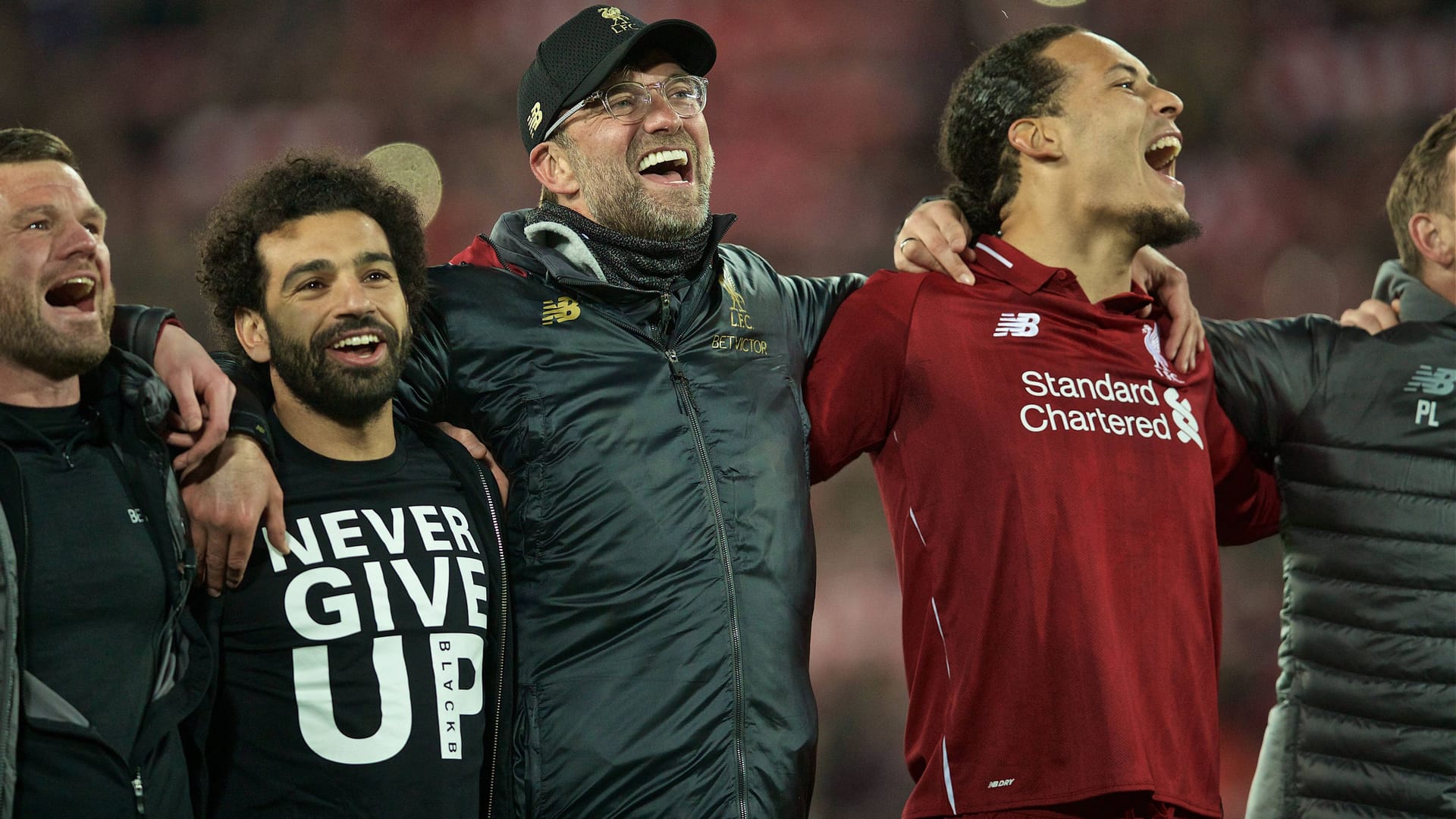 Jürgen Klopp (Mitte) Arm in Arm mit seinen Spielern: Gegen Barcelona gelang dem FC Liverpool ein spektakuläres Comeback.