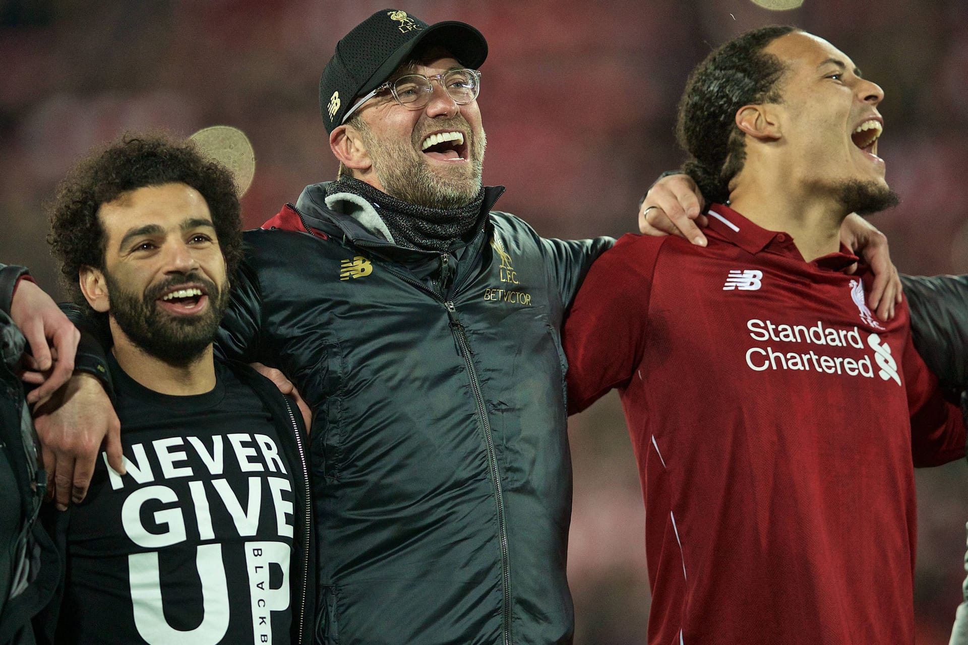 Jürgen Klopp (Mitte) Arm in Arm mit seinen Spielern: Gegen Barcelona gelang dem FC Liverpool ein spektakuläres Comeback.