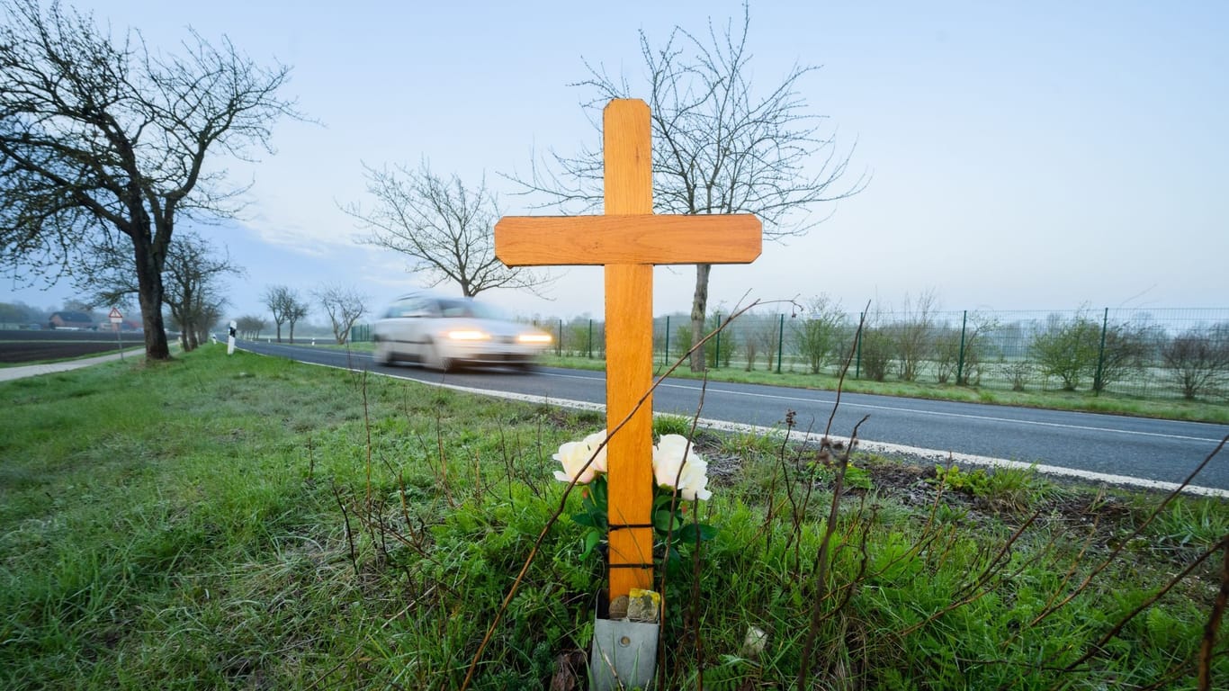 Ein Kreuz zum Gedenken an ein 21-jähriges Opfer eines Verkehrsunfalls steht an einer Landstraße: In Niedersachsen sind 2022 mehr Menschen im Straßenverkehr umgekommen als 2021.