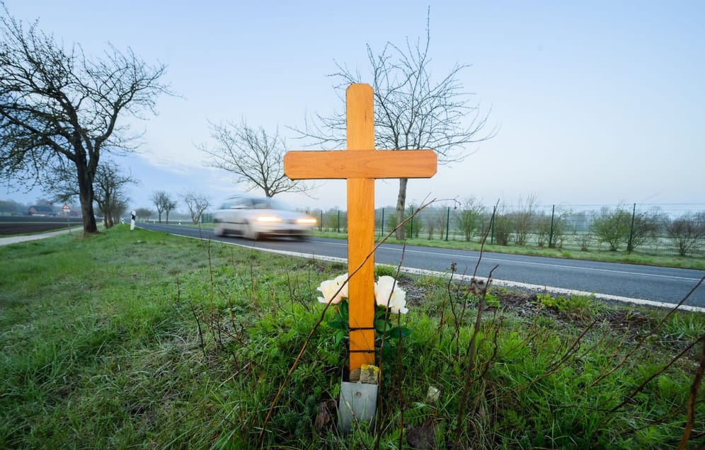 Ein Kreuz zum Gedenken an ein 21-jähriges Opfer eines Verkehrsunfalls steht an einer Landstraße: In Niedersachsen sind 2022 mehr Menschen im Straßenverkehr umgekommen als 2021.