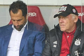 Keine Freunde fürs Leben: Hasan Salihamidžić (li.) und Hermann Gerland auf der Bank bei einem Bayern-Spiel in der Saison 2020/21.