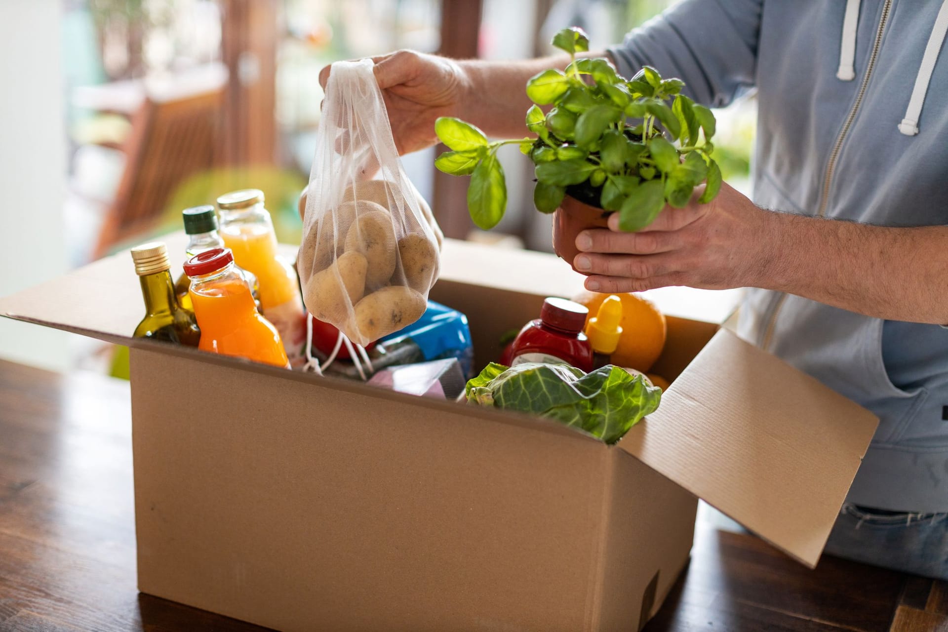 Essenslieferung: Wer keine Zeit zum Einkaufen hat, bestellt gerne bei Lieferdiensten.